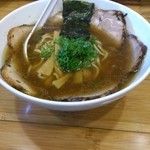 らーめん専門 やくみや - のーまる醤油ちゃーしゅーめん(太麺)  細麺より太麺の方が粉臭さもなく麺の味もよくスープとの相性が良いかも。