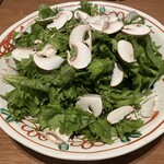 浅草橋 焼鳥のんき - マッシュルームとワサビ菜のサラダ