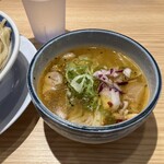 中華そば 千乃鶏 - つけ汁が旨い。角切りチャーシュー、ワンタン、メンマ、ネギ…、満足感あり。