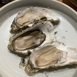 かき小屋 厚岸水産 - ガンガン焼き中身(半生です)
