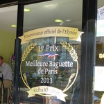 Au Paradis du Gourmand - 「2013年パリ最優秀バゲット」とお店のガラスに描かれています！！