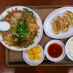 ラーメン魁力屋 - 餃子定食(醤油ラーメン)[\950]