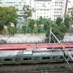 カラオケパセラ - 赤い屋根の電車も通過中。