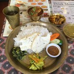 インド料理 パリワル - サグ、アチャール、トマトと煮干しのアチャール、夕顔と黒ひよこ豆、じゃがいものタルカリ、ククラコマス(チキンカレー) どれも美味しい♪