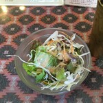 インド料理 パリワル - ランチタイムはサラダ付き