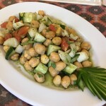 インド料理 パリワル - きゅうりの飾り切りがあると雰囲気が変わりますね♪チャナサラダ(¥540)