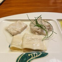 やまと 楽 - 右上のできたての1番湯葉(？)が食感がフレッシュで美味。左上の刺身湯葉、下の板湯葉でも風味が違う美味しさが楽しめる。