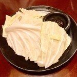 博多串焼き卸ウマカーよかばい - お通しのキャベツ（110円）。