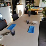 エンゲージメント - 背面のカウンターに沢山の物が雑然と