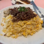 シェフス - 卵を纏った軽やかな炒飯。上のお肉、搾菜で味が完成する。