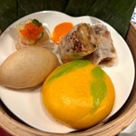 中国料理「花梨」 - 海老蒸し餃子・海老のライスペーパー包み揚げ
      サクサク餅皮揚げ餃子カレー風味・マンゴー饅頭