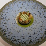 Restaurant KAITO - スペシャリテな一皿：とても綺麗で美しいスペシャリテな一品です。 グリーンとホワイトの縞模様は ズッキーニを薄くスライスしてライン状に並べて 丸い型で抜いてあります。 その最下段には黒米を敷き、間に赤海老のタルタル、茄子のサラダを挟み、胡瓜、水茄子、パプリカ、セロリ、鱒子、紫蘇の新芽（赤＆青）、マリーゴールドがズッキーニ上の周囲を彩るように美しく飾られています。