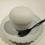 Restaurant KAITO - とうもろこし：トウモロコシの冷製フラン（洋風茶碗蒸し）に 煙を閉じ込めて、蓋を開くと幻想的な煙が立ち上ります。中にはトウモロコシを練り込んだアイスクリームを中心に据え、雲丹とイカに玉葱のサラダ、生ハムが添えられたとても美味しい一皿です。