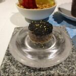 Restaurant KAITO - お楽しみ： ② キャビアと細かく刻んだ鮑（生）のハーモニーを楽しむ。鮑のコリコリ食感がとても良いアクセントになり、表面に敷き詰められたキャビアの美味しさを引き立てています。中には サワークリームと刻んだエシャロットが使われています。