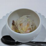 Restaurant KAITO - とうもろこし：トウモロコシの冷製フラン（洋風茶碗蒸し）に 煙を閉じ込めて、蓋を開くと幻想的な煙が立ち上ります。中にはトウモロコシを練り込んだアイスクリームを中心に据え、雲丹とイカに玉葱のサラダ、生ハムが添えられたとても美味しい一皿です。