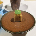 Restaurant KAITO - お楽しみ： ① フォアグラのテリーヌをパンでサンドして、上部にキャラメリゼされたアーモンドがトッピングされ、円形にカットされたナスタチウムの葉が飾られています。