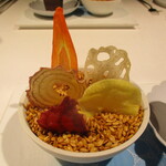 Restaurant KAITO - お楽しみ：④ フードドライヤーで乾燥した野菜のスライスチップ：赤玉葱、薩摩芋、蓮根、ビーツ、人参 が白い器に入れられた雑穀のなかに美しく刺してあります。噛めば噛むほど野菜のお味が湧き出してきます。♪♬