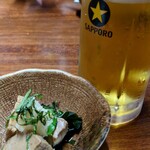 焼鳥倉沢屋 - 生ビールとお通し。旨すぎてお通しのおかわりしたいと娘達。