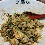 汁なし担担麺 武蔵坊 横浜大倉山店 - 残ったタレにライス投入