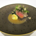 Restaurant KAITO - 松阪牛：松阪牛のランプ肉をローストして松阪牛で採った出汁のソースでいただきます。　脇にはジャガイモのピュレ、万願寺唐辛子、からし菜が添えられ、上から黒トリュフのスライスがタップリと振りかけられています。 間違いのない美味しさですネ！