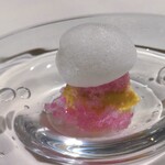 Restaurant KAITO - ディセール 赤紫蘇のシャーベット：水の流れの様なステキなガラスの器の上に赤紫蘇のシャーベット、小笠原産パッションフルーツのアイスクリーム、ホワイトチョコレートのムースを盛り付けられ、トップにライチの香りの真っ白な泡が注がれているのがとても印象的です。♪♬