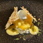 Restaurant KAITO - ディセール エキゾチックフルーツ：ココナッツアイスクリーム、マンゴー、パイナップル、カモミールのゼリー、ヨーグルト、クリームチーズを美しく盛り付け、ココナッツを使用した板状のメレンゲで飾られ、ライムの皮が削られています。美味いしィ～！♡♡♡