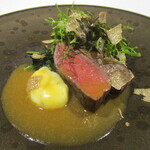 Restaurant KAITO - 松阪牛：松阪牛のランプ肉をローストして松阪牛で採った出汁のソースでいただきます。　脇にはジャガイモのピュレ、万願寺唐辛子、からし菜が添えられ、上から黒トリュフのスライスがタップリと振りかけられています。 間違いのない美味しさですネ！