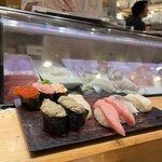 立ち寿司横丁 吉祥寺ハーモニカ横丁 - 軍艦三貫(いくら、ネギトロ、かに)、カニ味噌、大トロ、ホタテ、しめ鯖