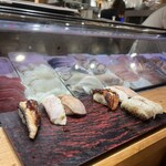 立ち寿司横丁 吉祥寺ハーモニカ横丁 - 炙り三貫(うなぎ、中トロ、白身)、炙りえんがわ