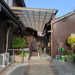 Restaurant KAITO - 一軒やレストランの入口。