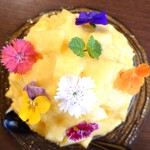 DAIBAN COFFEE cafe - パイナップルのかき氷2,500円✨新鮮なお花、咲きまくっています♪