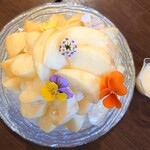 DAIBAN COFFEE cafe - 桃のかき氷 3,200円✨上から。別添えで桃シロップも♡