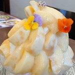 DAIBAN COFFEE cafe - 桃のかき氷 3,200円✨同伴者のオーダー。桃が2個半ほど使われている豪華な氷。運ばれてきた時から甘くて華やかな香りが滞っていました。もはや かき氷というより桃の盛り合わせ♡