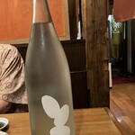 あした家 - 山口、大嶺のボトル。この白い柄は、お米3粒なんだそう。かわいくて涼しげなデザインです♪