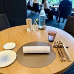 メゾン ケイ - テーブル