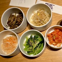 ビーフキッチン 恵比寿店 - （左）ナムル4種盛り合わせ　（右）白菜キムチ