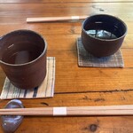 そばんち - この時期有難い冷たいそば茶が直ぐに出して下さいます。癒しです(⁎ᴗ͈ˬᴗ͈⁎)✩⋆*॰¨̮⋆｡˚✨
      おかわり用のポットも有り✨