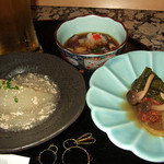 旬彩鈴吉 - 河豚刺しのコースのお通しは蕪の鶏そぼろあんかけ、ナマコ酢、魚の揚げ団子と野菜の煮物