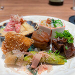 和食杜 侑 - ＜前菜＞ 牛佃煮 牛しゃぶ 鮎のおかき揚げ 梅の酒煮 子持ち昆布 枝豆 鱧のモロヘイヤとろろがけ