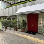 309763708 - 赤くなったエントランス。歓びの赤い扉。