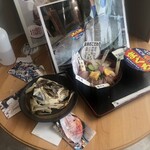 つのしま食堂 - 入口横のディスプレイ　左のカマがちょっと怖い(^^;;