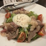 ビーフステーキ ニューカルネ - 和牛のコウネ炙りと温玉のサラダ