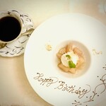 山手十番館 レストラン＆カフェ - デザートは桃のコンポート。コーヒーもめちゃくちゃうま！BDメッセは気が利いてるー