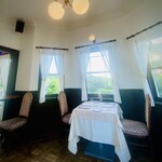 山手十番館 レストラン＆カフェ - 窓の下には外人墓地。木々の向こうには富士山がくっきり