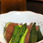 旬彩鈴吉 - ビールとお通しのオクラとアスパラのあんかけ