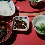 たき下 - きゅうりとわかめとじや、この酢の物、昆布、青菜、人参の漬物、ひじきの煮物