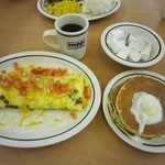 IHOP - 2010年のベーコンテンプテーションオムレツ＄13.99､コーヒー＄2.29