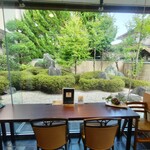 松栄堂 - 店内からは庭が見える。