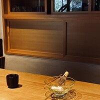温石 - 硝子の茶器の描く影が神秘的
