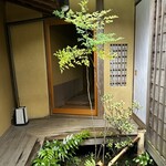 温石 - こちらから靴を脱いでダイニングへ。